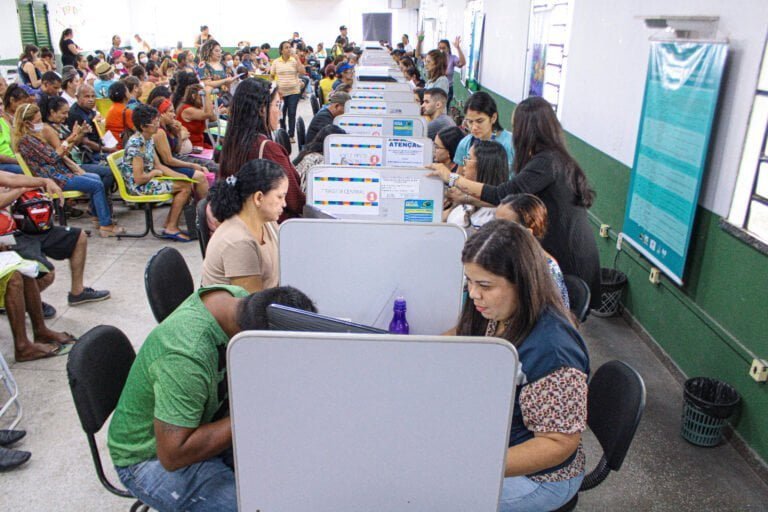 Beneficiários do Bolsa Família de Manaus são orientados quanto à atualização cadastral após bloqueio