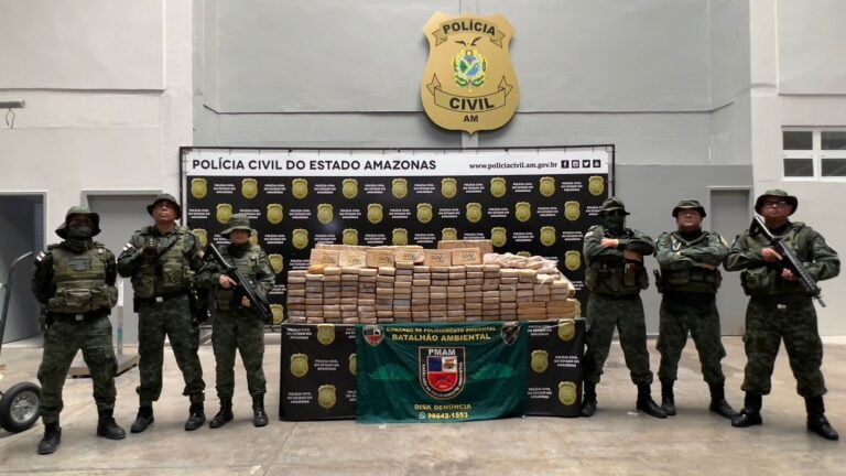 Caminhão é apreendido com 730 quilos de cocaína, na AM-010