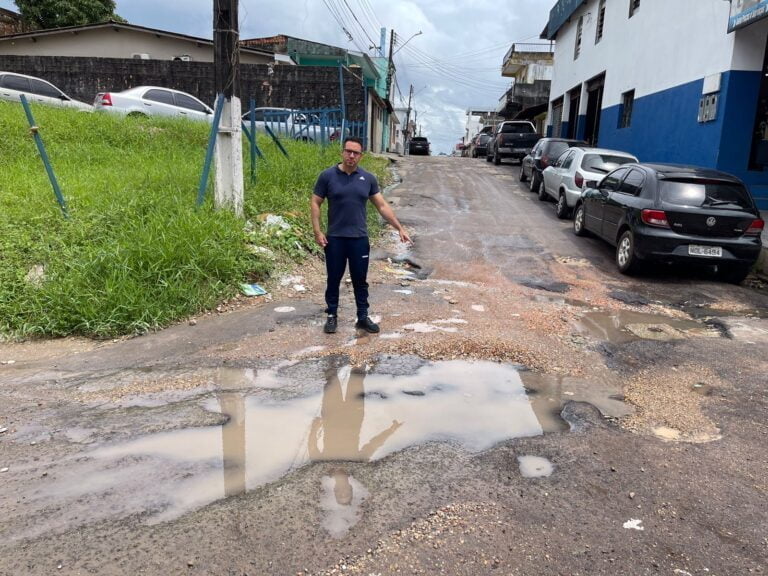 Rodrigo Guedes denuncia rua esburacada atrás da sede da Prefeitura de Manaus