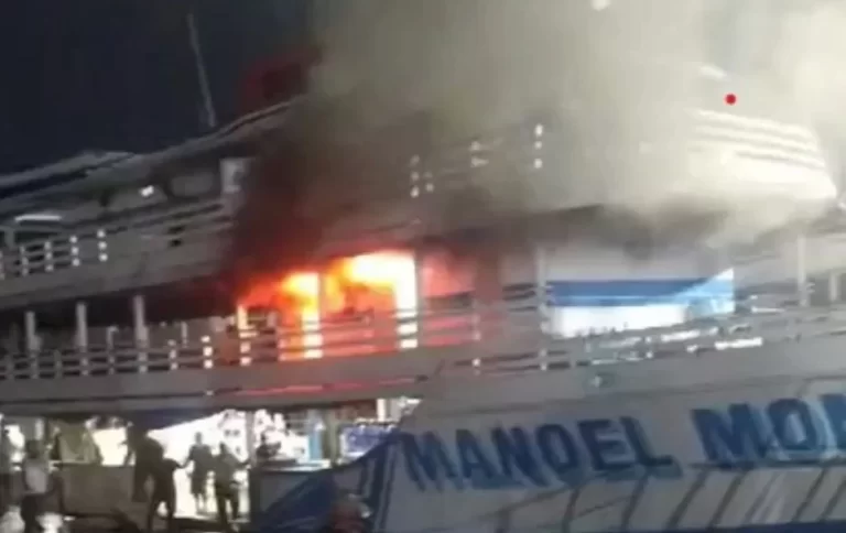Barco pega fogo no porto de Manaus e causa pânico; veja o vídeo