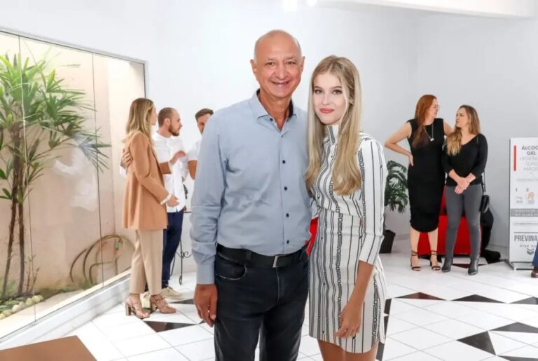 Prefeito de 65 anos se casa com garota de 16 e nomeia sogra secretária