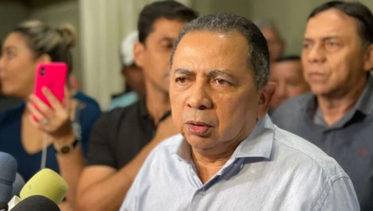 Prefeito de Rio Preto da Eva parte para cima de advogado durante confusão na Câmara