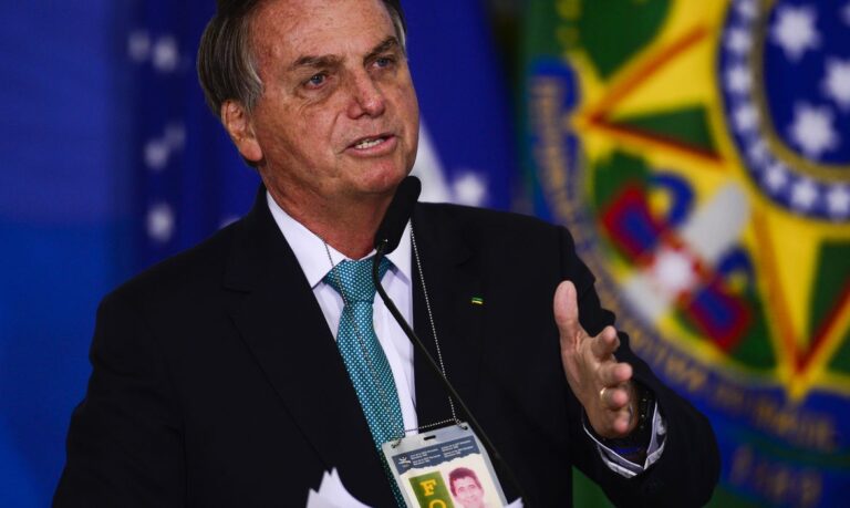 PF faz busca em endereço de Bolsonaro e prende ex-ajudante de ordens Mauro Cid