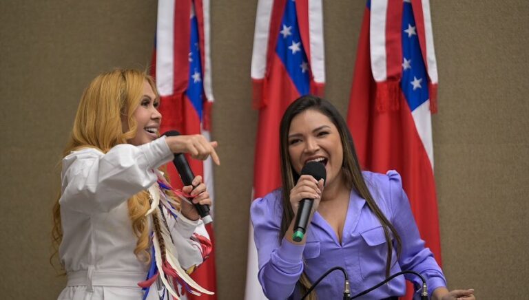 Joana Darc canta ‘Cavalo Manco’ durante entrega de título de Cidadã do AM à Joelma na Aleam