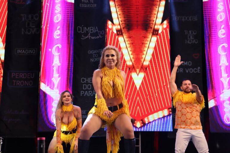 Joelma surpreende e ‘chega de barco’ em show no Sambódromo de Manaus
