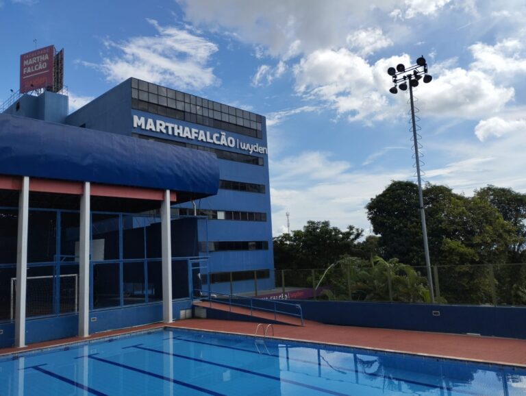 Estudantes brasileiros enfrentam dificuldades para ingressar e permanecer no ensino superior