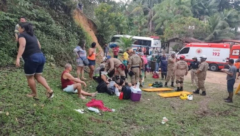 Acidente entre caminhão e micro-ônibus deixa 11 feridos na BR-174; veja vídeos