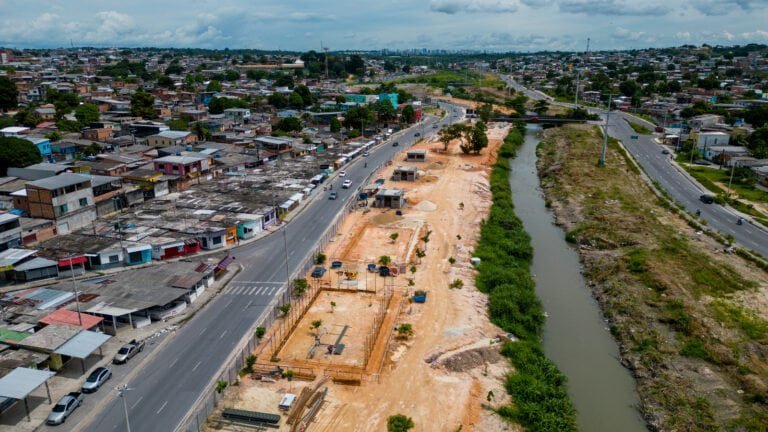 Construções de quadras e quiosques avançam no parque Amazonino Mendes