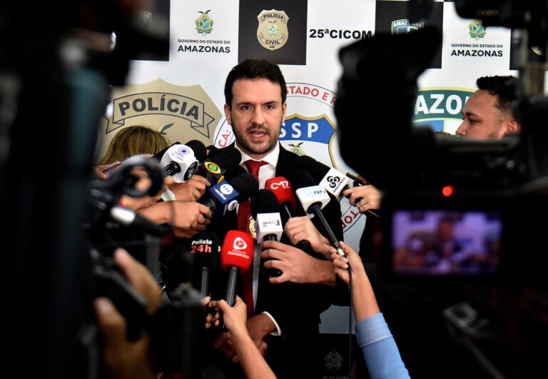 Delegado flagra homem agredido mulher no meio da rua em Manaus e prende agressor