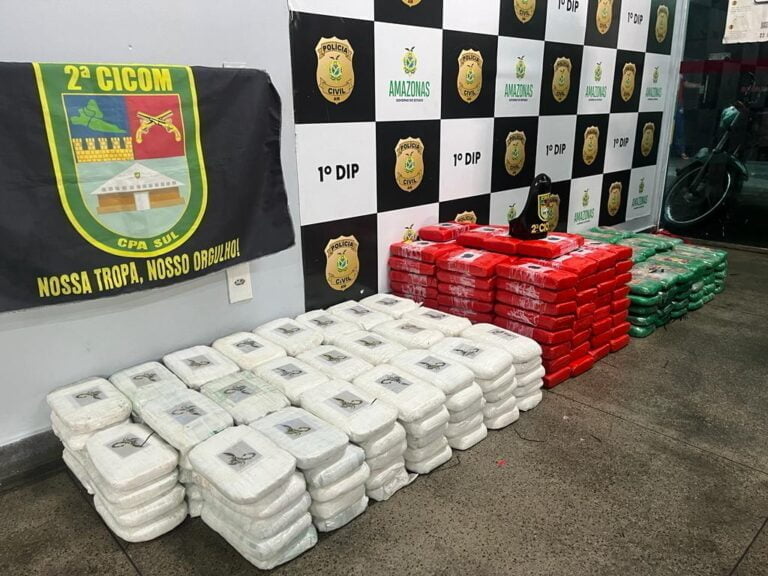 Grupo é flagrado com mais de 300 quilos de drogas dentro de carro no Educandos