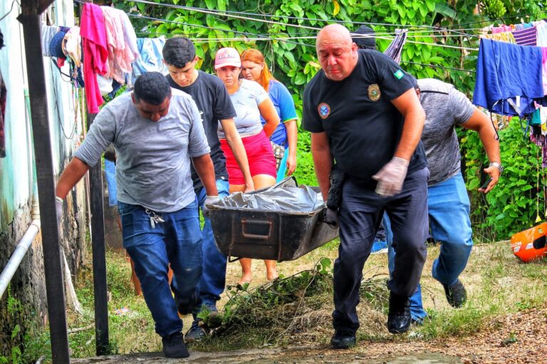 Em Manaus, motociclista cai em barranco ao perder controle em ladeira e passageiro morre