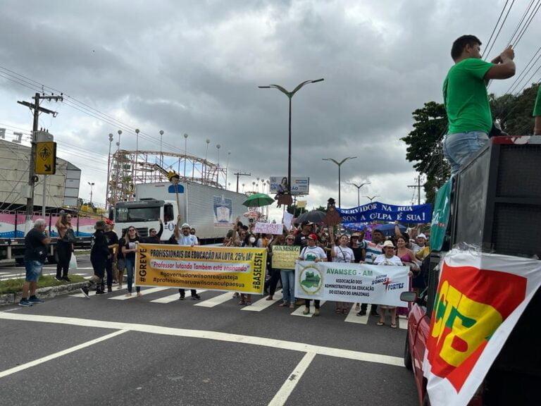 Professores do AM voltam a protestar após governo anunciar desconto por dias não trabalhados