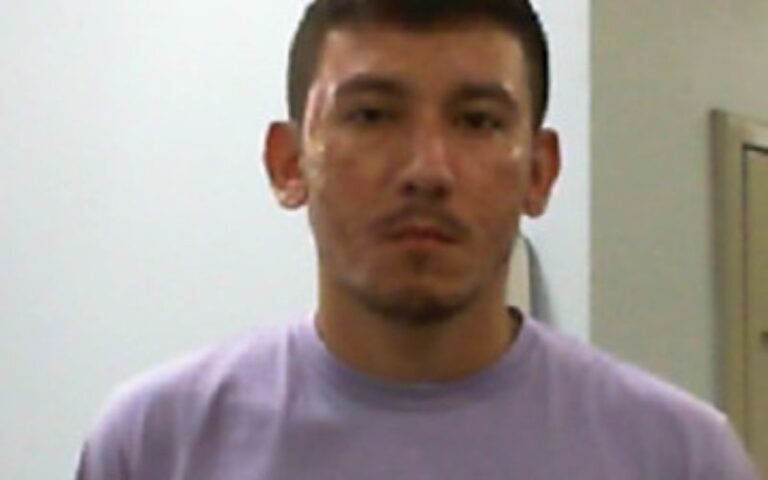 Viu esse homem? Ele é procurado por mandar matar namorado da enteada em Manaus