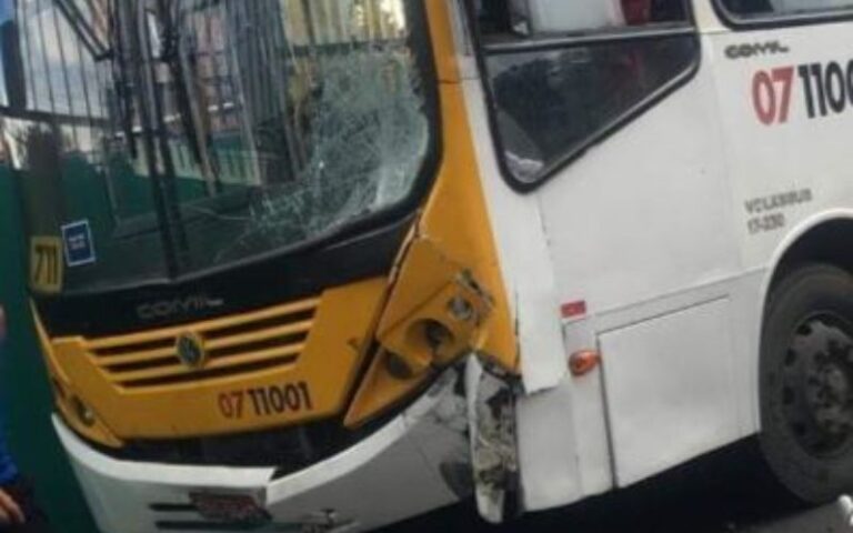 Por medo de depredação, ônibus são retirados de circulação durante protesto em Manaus; vídeos