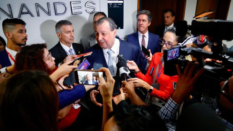 Relatório de Omar sobre novo Arcabouço Fiscal é aprovado