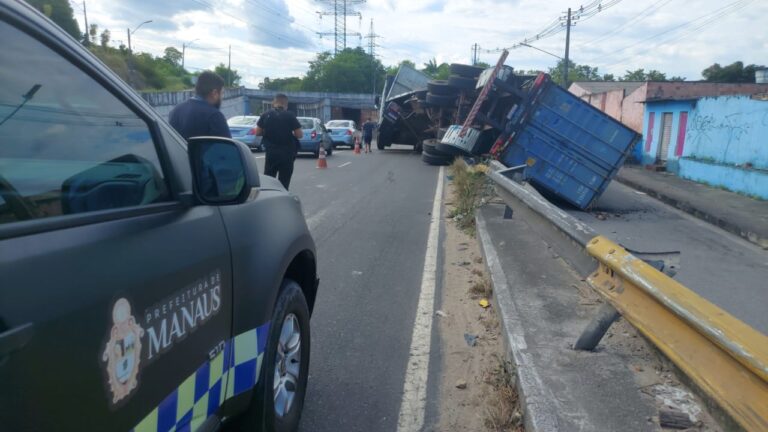 Vídeo: carreta carregada de MDF tomba na avenida das Flores