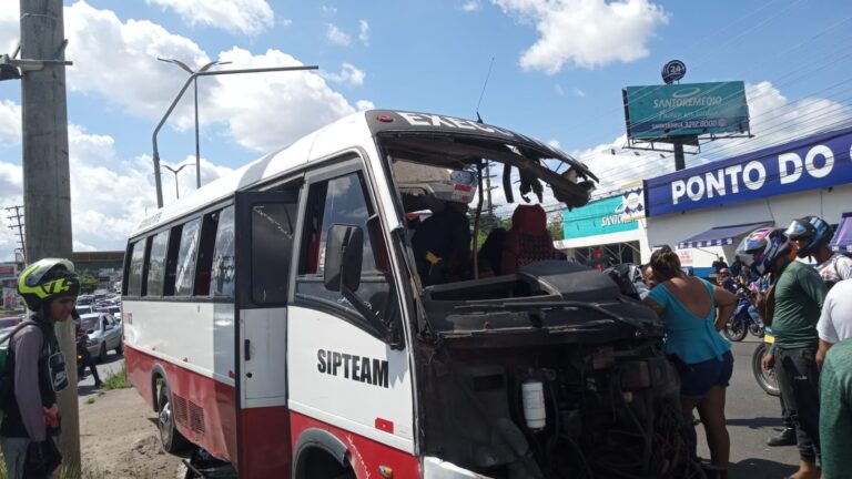 Grave acidente entre ônibus e micro-ônibus deixa feridos na Torquato Tapajós; veja vídeos