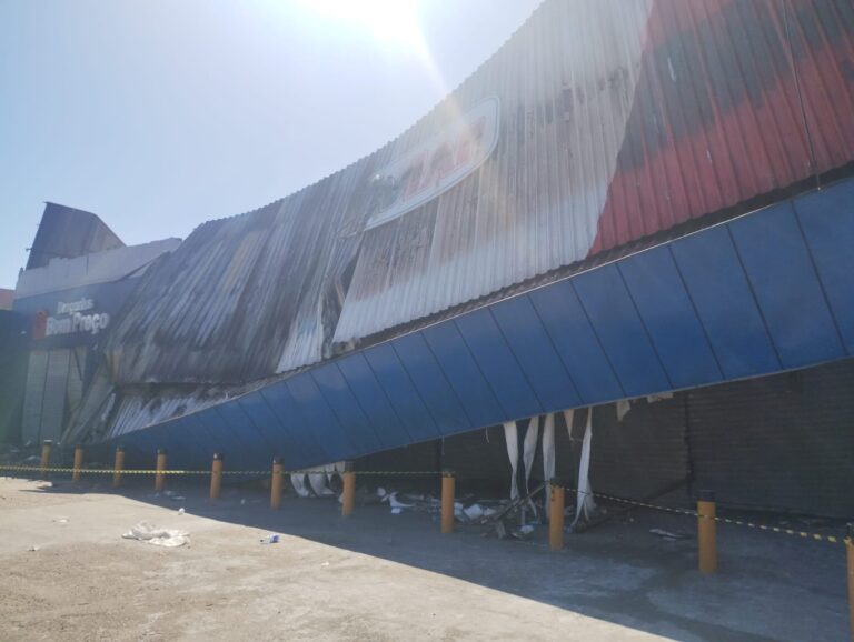 Vídeos: incêndio destrói loja da TVLAR e Drogaria Bom Preço em Manaus