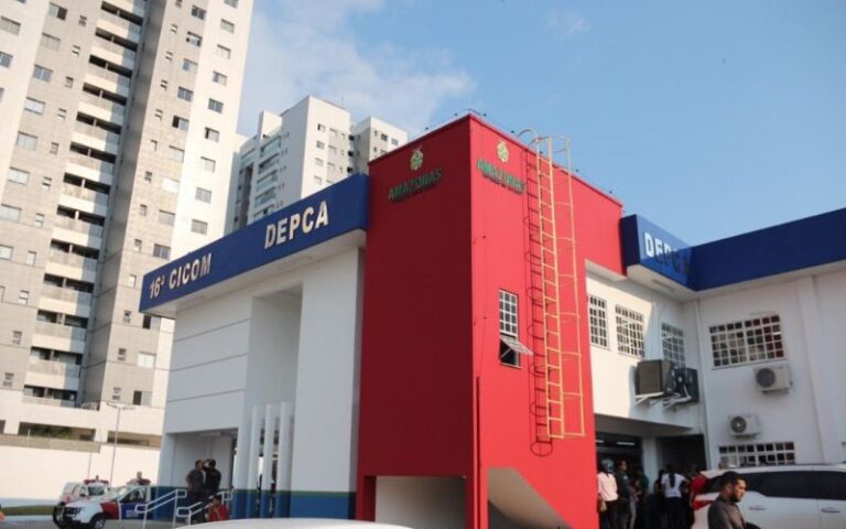 Em Manaus, avó é presa por bater em neta usando ripa com prego