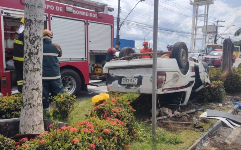 Carro capota e fica destruído durante grave acidente no Distrito; veja vídeos