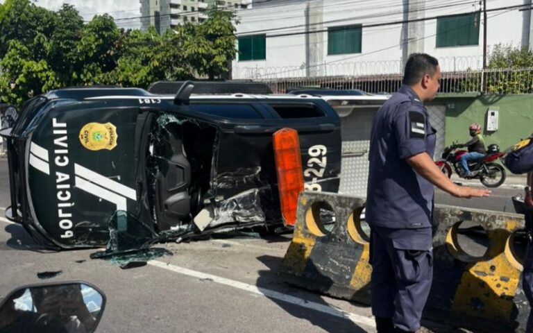 Viatura da Polícia Civil capota e presos tentam fugir em Manaus; veja vídeos