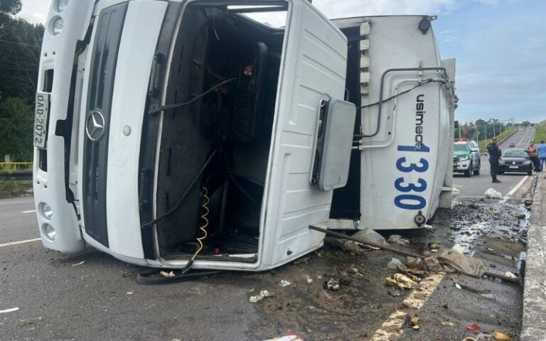 Vídeo: motorista fica ferido após caminhão de lixo tombar na avenida das Flores