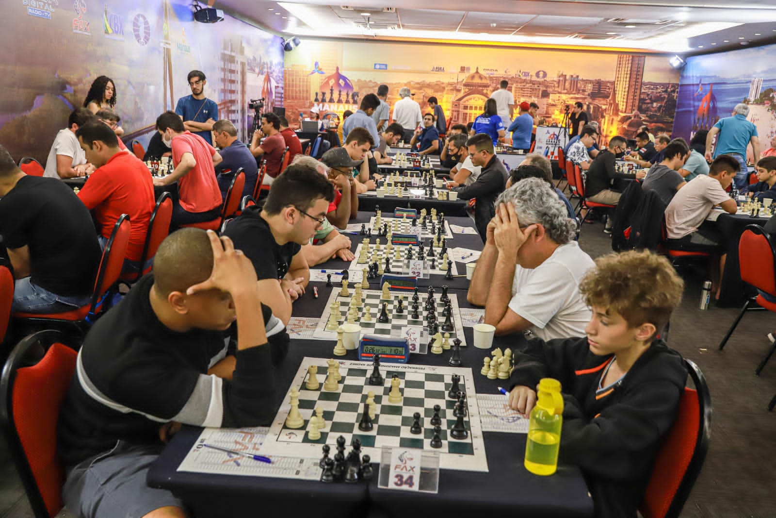 Torneio de xadrez reúne mais de cem estudantes em escola da zona