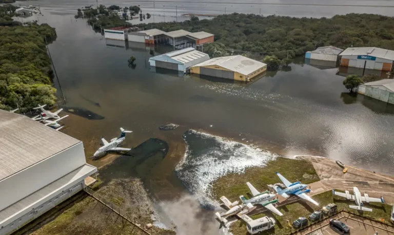 Aeroporto de Porto Alegre deve reabrir na segunda quinzena de dezembro