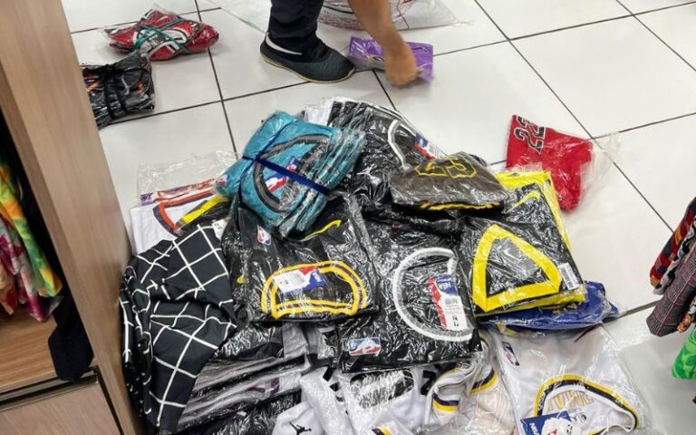 Roupas de marcas falsificadas são apreendidas no Centro de Manaus