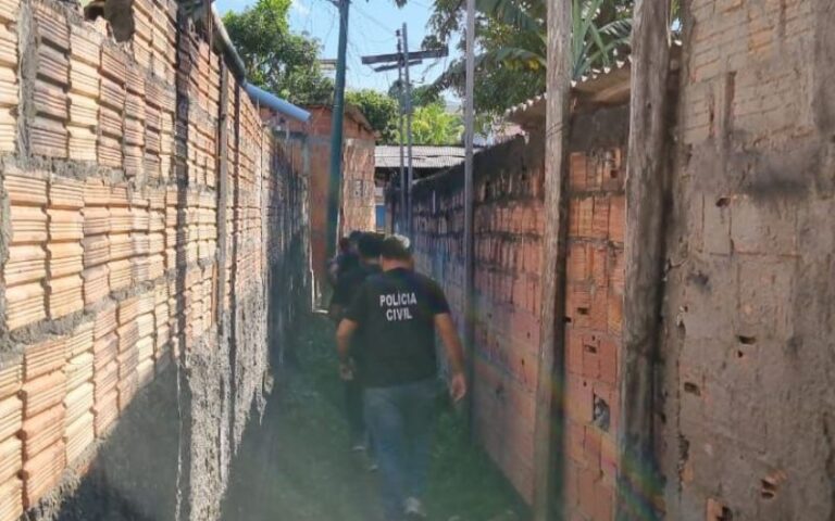 Mãe é presa por prostituir as filhas de 14 e 15 anos em Manaus