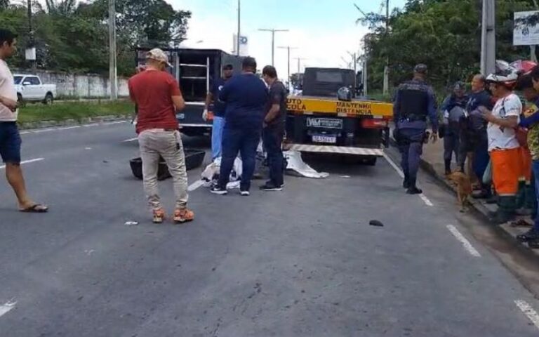 Vídeo: motociclista morre após bater na traseira de caminhão guincho em avenida de Manaus