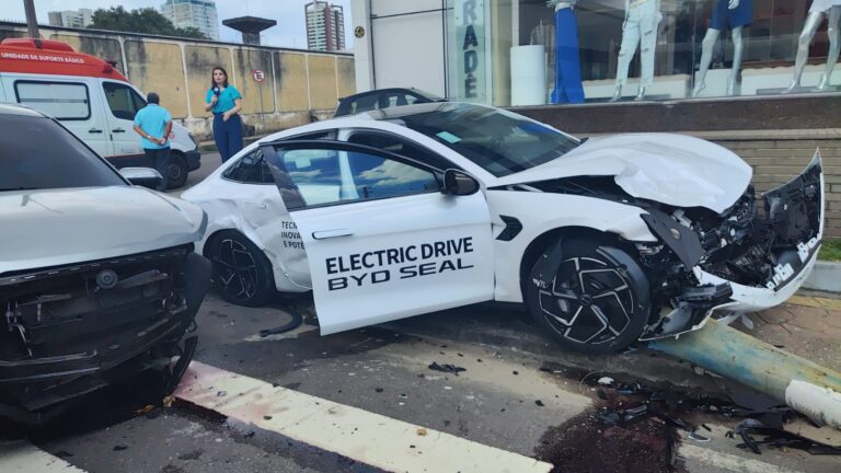 Vídeo: carro em test drive causa grave acidente e deixa taxista ferido em Manaus