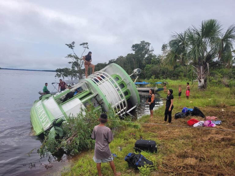 Barco de ação social naufraga em Santa Isabel do Rio Negro