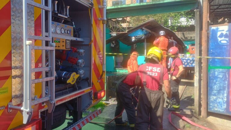 Idosa morre carbonizada durante incêndio em casa no Mauazinho; veja vídeos