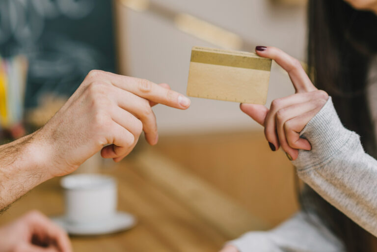 30% dos brasileiros já emprestaram o nome ou cartão de crédito para um amigo