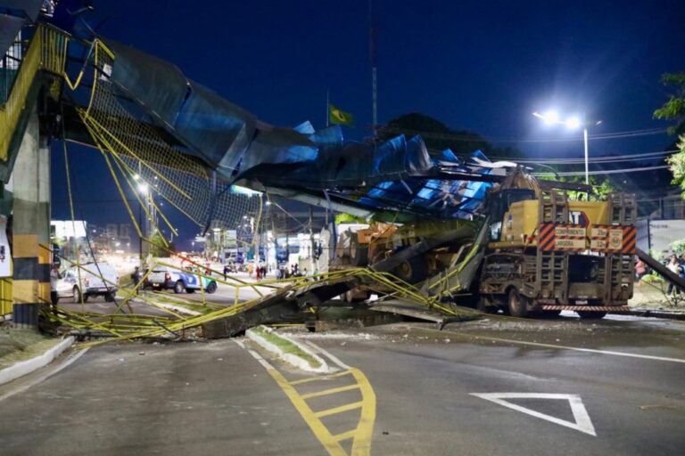 Semáforo é instalado onde passarela foi destruída por carreta na Torquato Tapajós