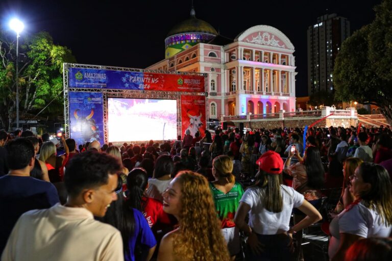 Galeras do Caprichoso e Garantido assistem no Largo São Sebastião para assistir a última noite