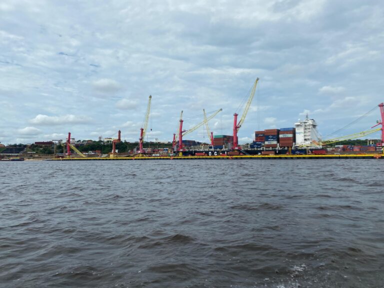 MP investiga cobrança abusiva de ‘taxa de pouca água’ por transportadoras de contêineres no AM